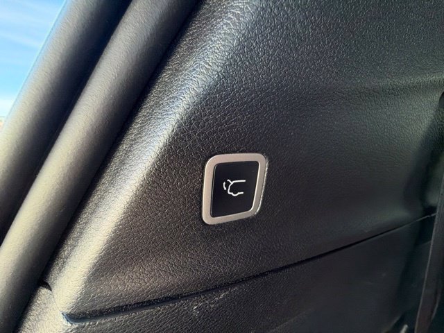 Used 2022 Chrysler Pacifica Touring-L w/ Uconnect Theater Family Group FWD image 19
