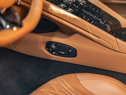 Used 2025 Aston Martin DB12 Volante image 8