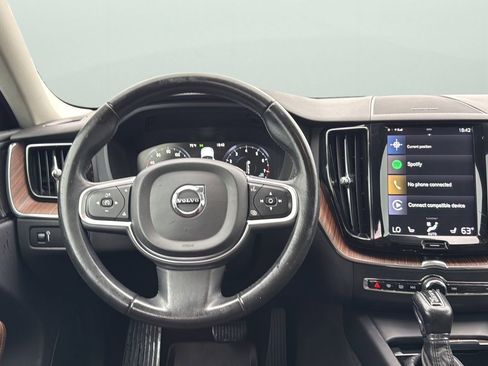 Used 2019 Volvo XC60 T5 Momentum w/ Multimedia Package AWD/4WD image 12