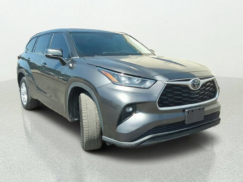 Used 2020 Toyota Highlander LE FWD image 1