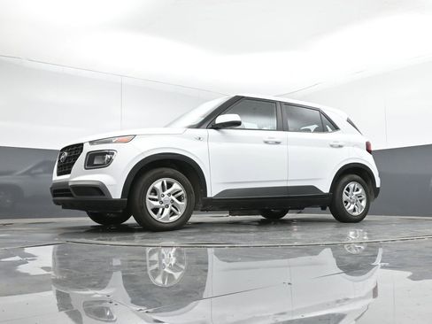 Certified 2025 Hyundai Venue SE image 38