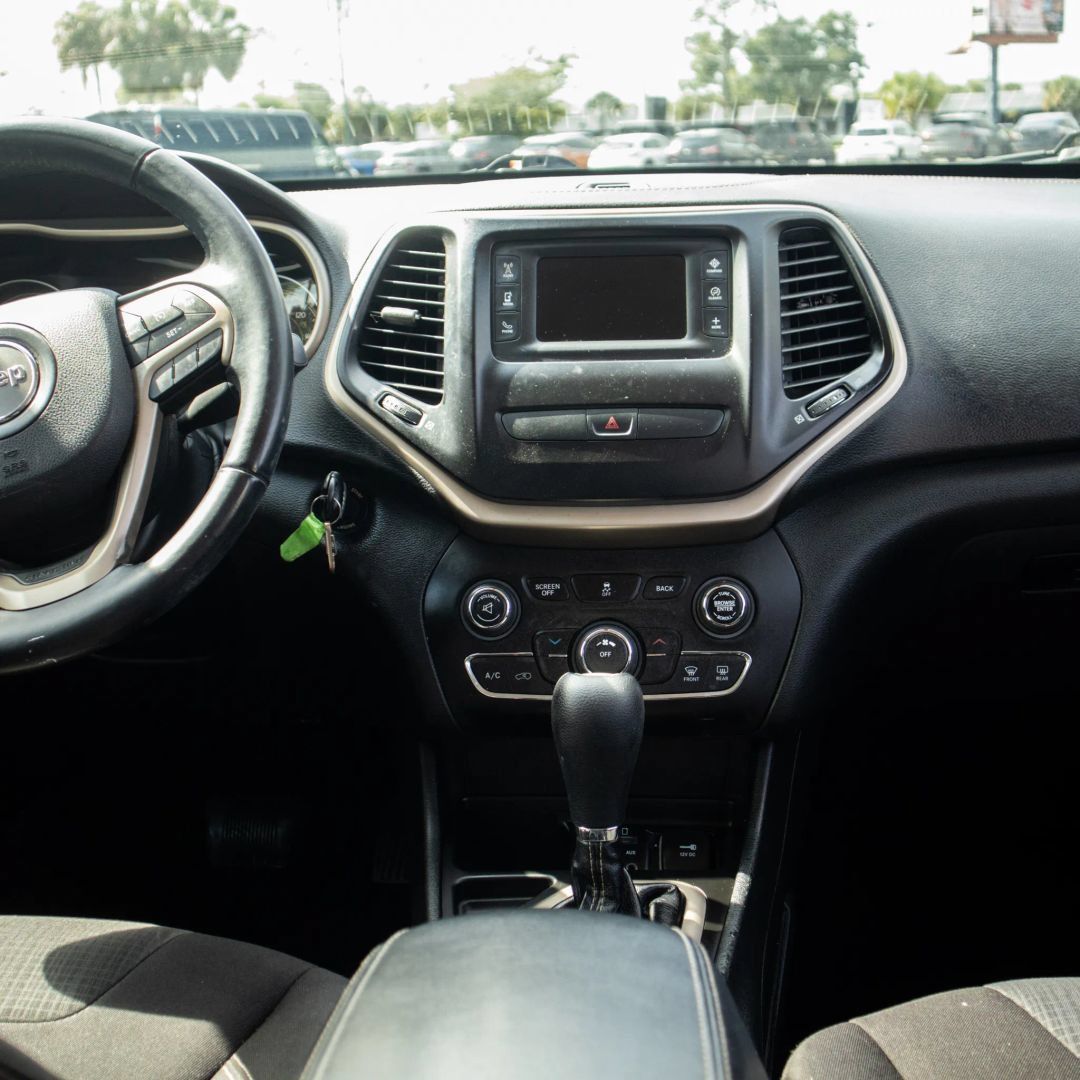 Used 2016 Jeep Cherokee Latitude FWD image 20