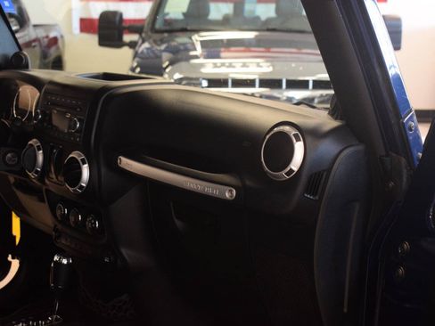 Used 2013 Jeep Wrangler Rubicon w/ PWR Convenience Group AWD/4WD image 36