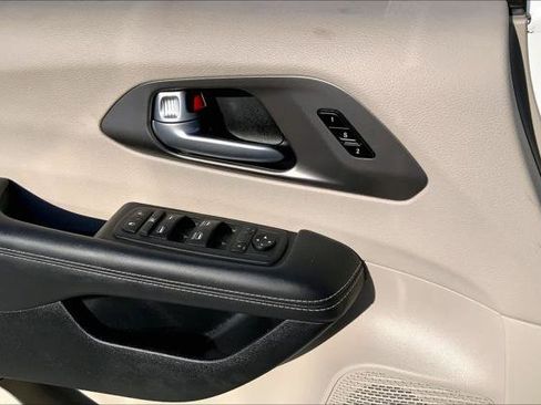 Certified 2024 Chrysler Pacifica Touring-L image 31