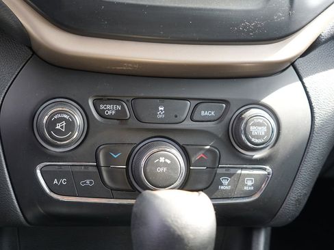 Used 2018 Jeep Cherokee Latitude w/ Safety Group image 25