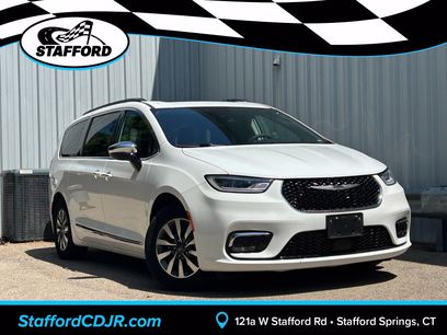 Used 2023 Chrysler Pacifica Limited w/ Uconnect Theater Family Group