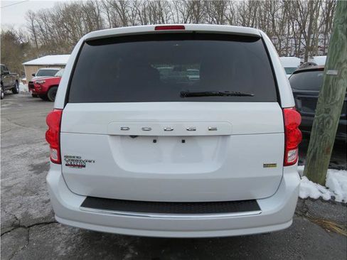 Used 2018 Dodge Grand Caravan SE w/ UConnect Hands-Free Group image 17