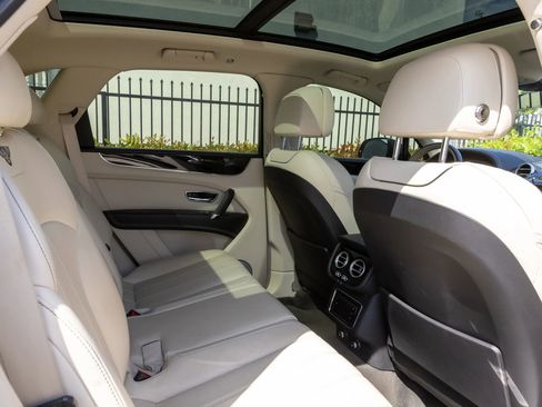 Used 2019 Bentley Bentayga image 36