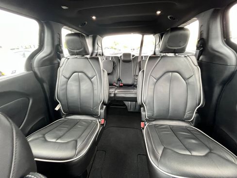 Used 2025 Chrysler Pacifica Limited image 40