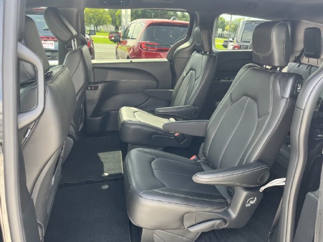 Used 2025 Chrysler Pacifica Select AWD/4WD image 11