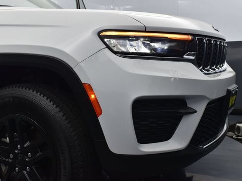 Used 2023 Jeep Grand Cherokee Laredo AWD/4WD image 21
