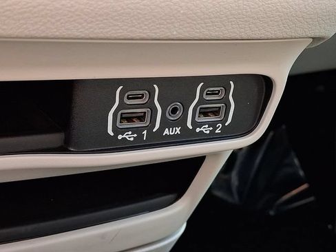 Used 2023 Chrysler Pacifica Touring-L FWD image 26