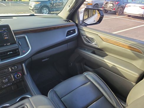 Used 2021 Chevrolet Tahoe Premier w/ Premium Package image 16