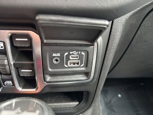 Used 2025 Jeep Wrangler Unlimited Sahara image 23