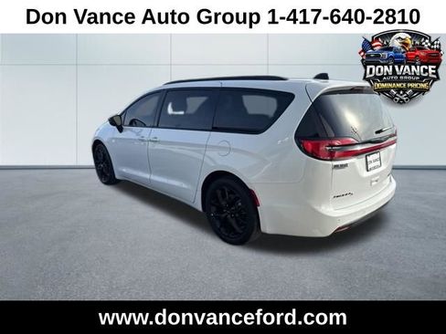 Used 2025 Chrysler Pacifica Limited image 4