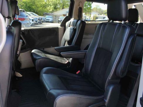 Used 2016 Dodge Grand Caravan SXT image 21