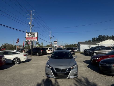 Used 2021 Nissan Versa SV image 3