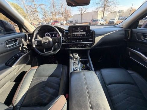 Used 2024 Nissan Pathfinder Platinum image 7