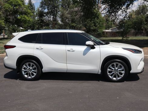Used 2021 Toyota Highlander Limited AWD/4WD image 4