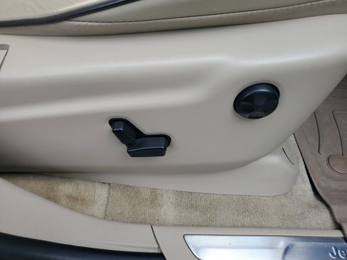 Used 2017 Jeep Grand Cherokee Overland image 9