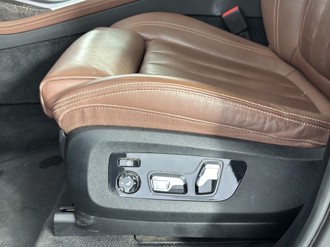 Used 2022 BMW X7 xDrive40i w/ Executive Package AWD/4WD image 16