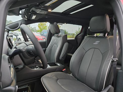 New 2026 Chrysler Pacifica Limited w/ Uconnect Theater Family Group image 20