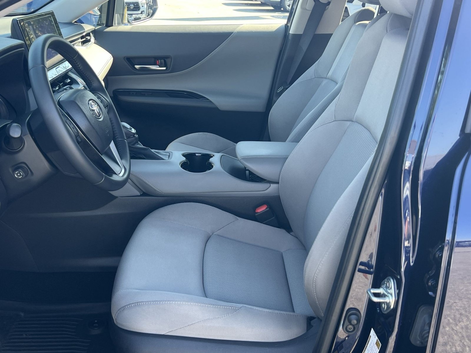 Used 2023 Toyota Venza LE AWD/4WD image 13