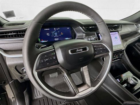 Used 2024 Jeep Grand Cherokee Limited image 12