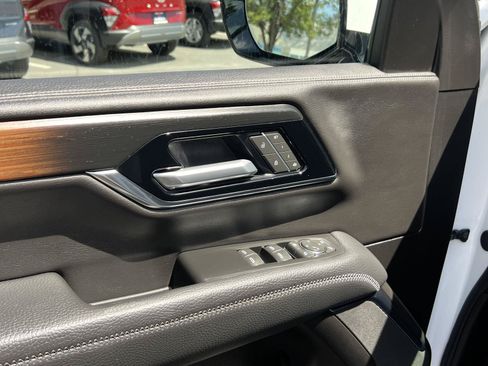 Used 2025 GMC Yukon Denali AWD/4WD image 31