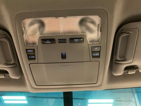 Used 2016 Toyota Camry SE w/ Moonroof Package FWD image 24
