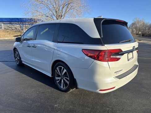 Used 2024 Honda Odyssey Touring image 3