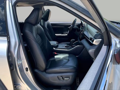 Used 2021 Toyota Highlander XLE FWD image 9