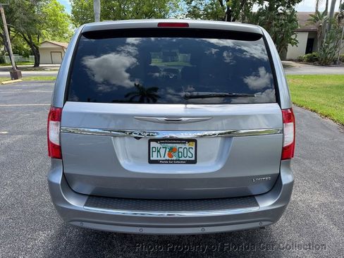 Used 2013 Chrysler Town & Country Limited w/ Luxury Group FWD image 14