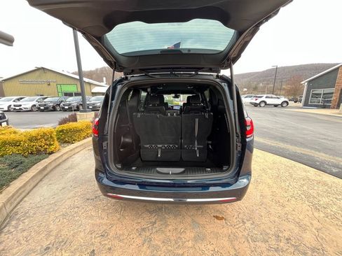 Used 2025 Chrysler Pacifica Select image 29