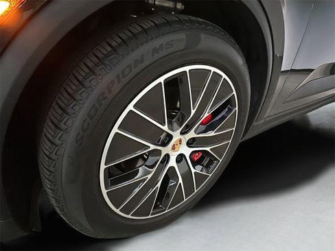 Used 2025 Porsche Macan 4S Electric image 4