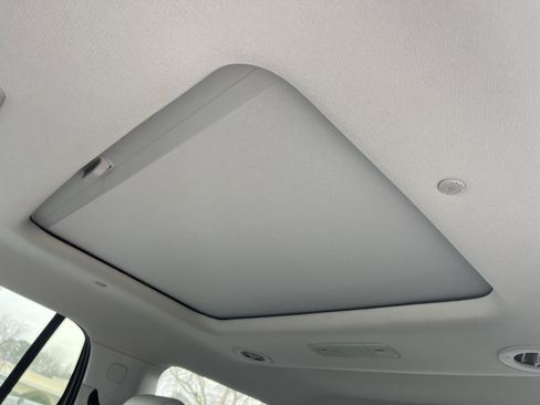 Used 2021 GMC Acadia SLT w/ Premium Package image 23