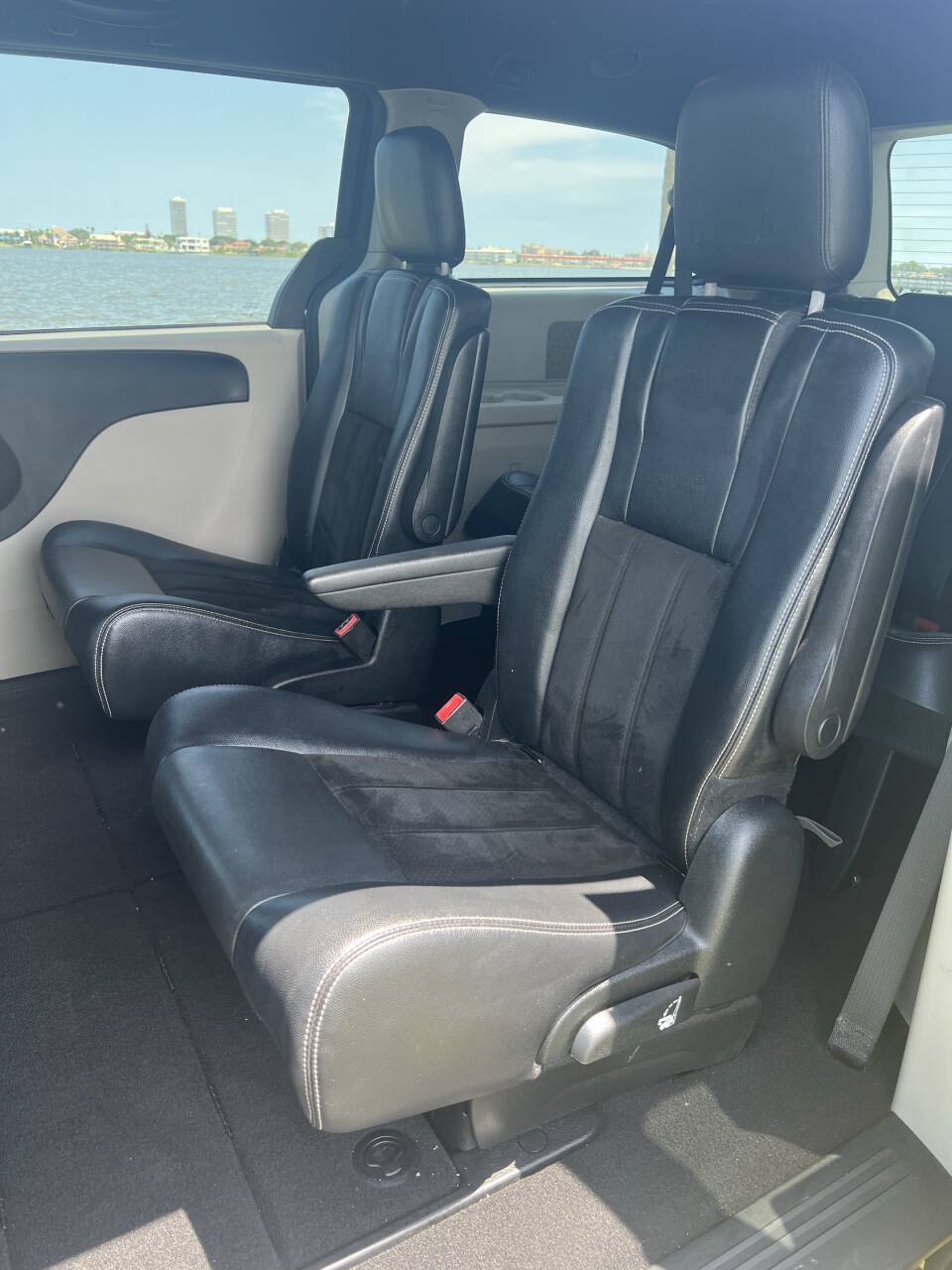 Used 2017 Dodge Grand Caravan SXT FWD image 16
