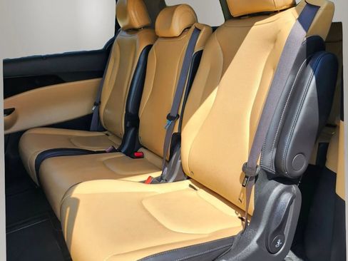 Used 2024 Kia Carnival EX FWD image 17