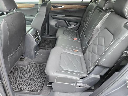 Used 2025 Volkswagen Atlas SE FWD image 17