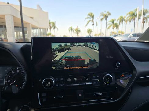 Used 2023 Toyota Highlander XLE FWD image 31