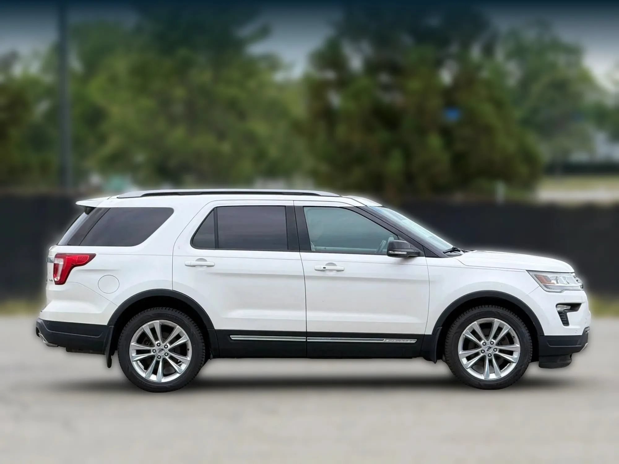 Used 2018 Ford Explorer XLT w/ Equipment Group 202A AWD/4WD image 7