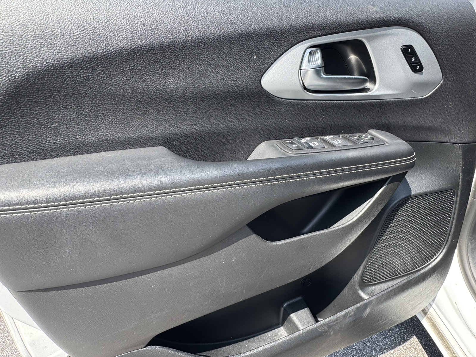 Used 2025 Chrysler Pacifica Limited FWD image 12