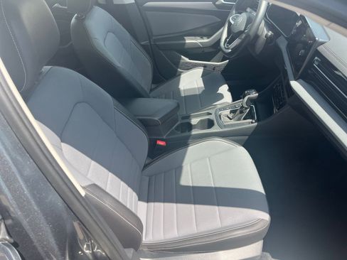 Used 2025 Volkswagen Jetta SE FWD image 37