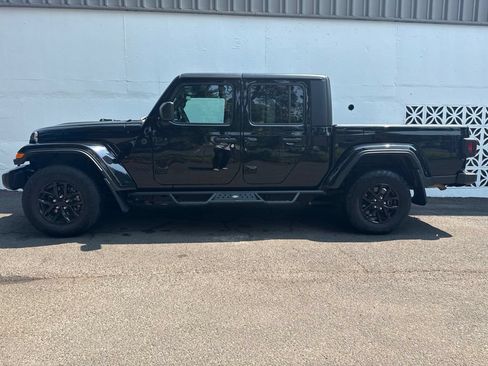 Used 2023 Jeep Gladiator Sport AWD/4WD image 2