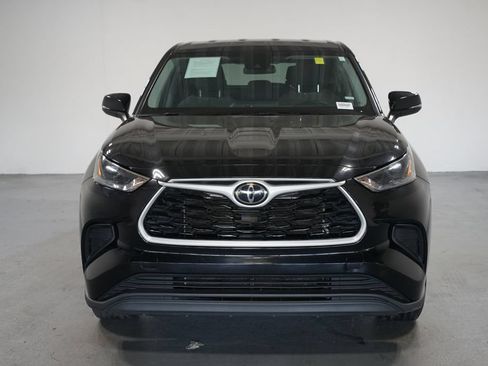 Used 2023 Toyota Highlander L FWD image 2