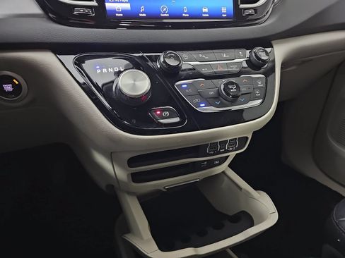 Used 2022 Chrysler Pacifica Touring-L FWD image 22