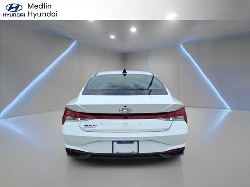Used 2022 Hyundai Elantra SE FWD image 4