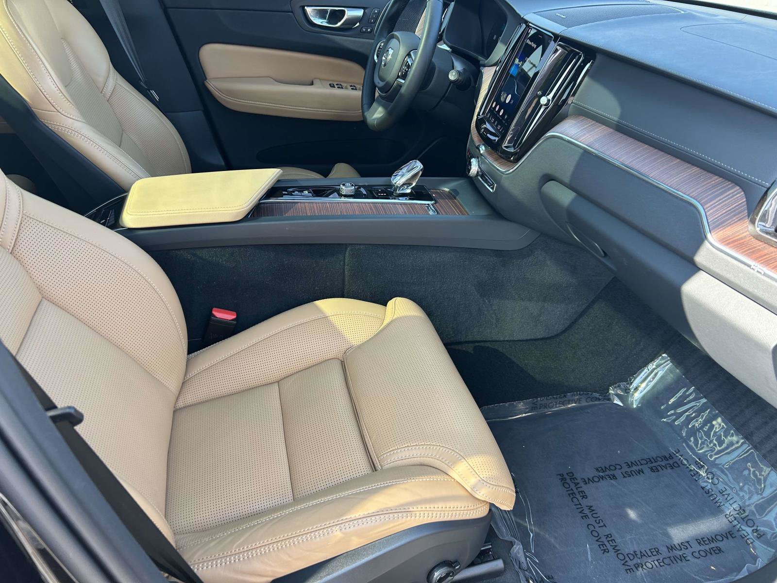 Certified 2024 Volvo XC60 B5 Ultimate w/ Protection Package Premier AWD/4WD image 11