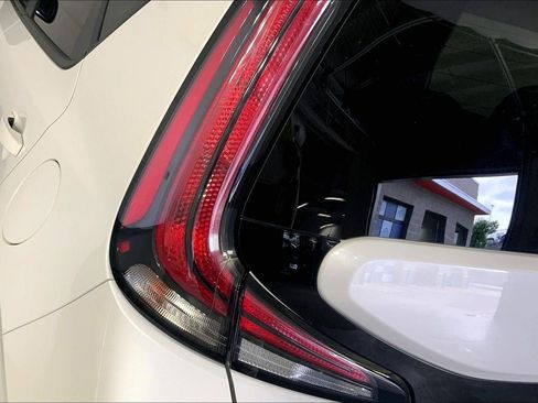 Used 2025 Kia Soul LX w/ LX Technology Package FWD image 27
