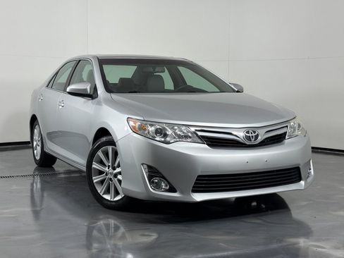 Used 2014 Toyota Camry XLE w/ Leather Package FWD image 2